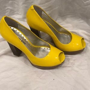 Patent yellow with wood heel Gianni Bini heel